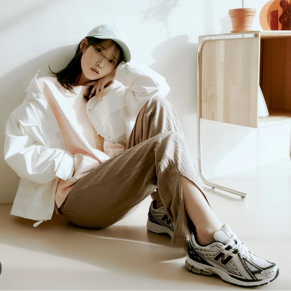 [Like New!] NEW BALANCE 1906R Black / White / Gold Metallic: Sz M5 / W 6.5 - Picture 14 of 14